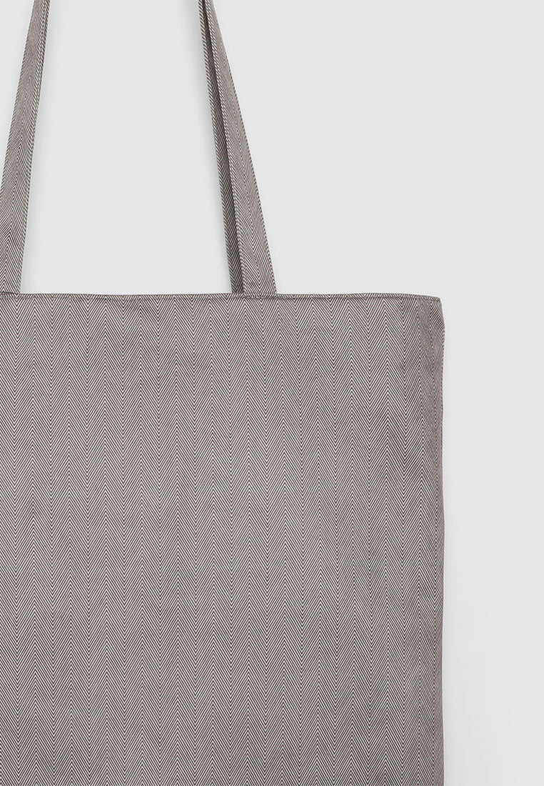 Women's Shopper with spiked pattern