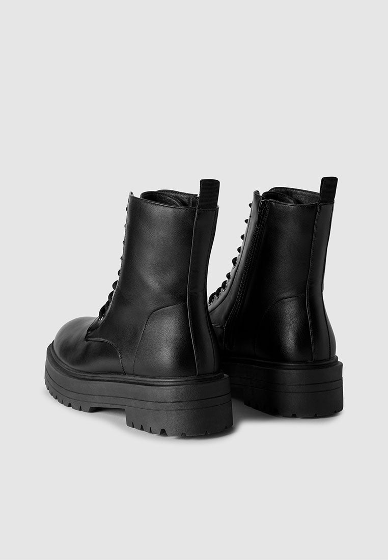 Woman Footwear