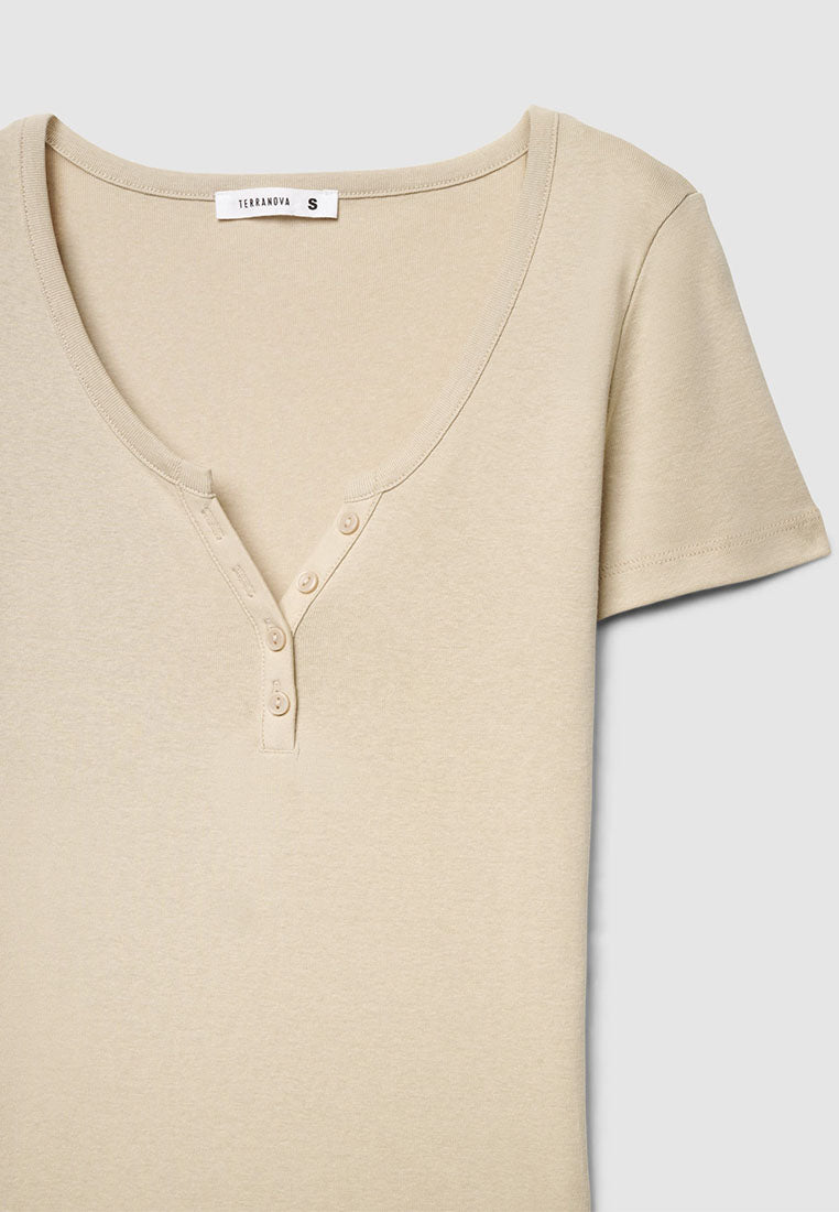 Plain coloured crew neck T-shirt