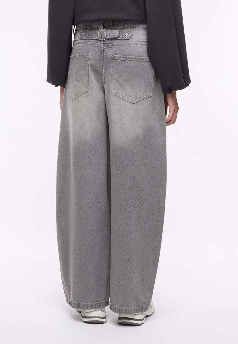 Women's Barrel Jeans with Back Buckle