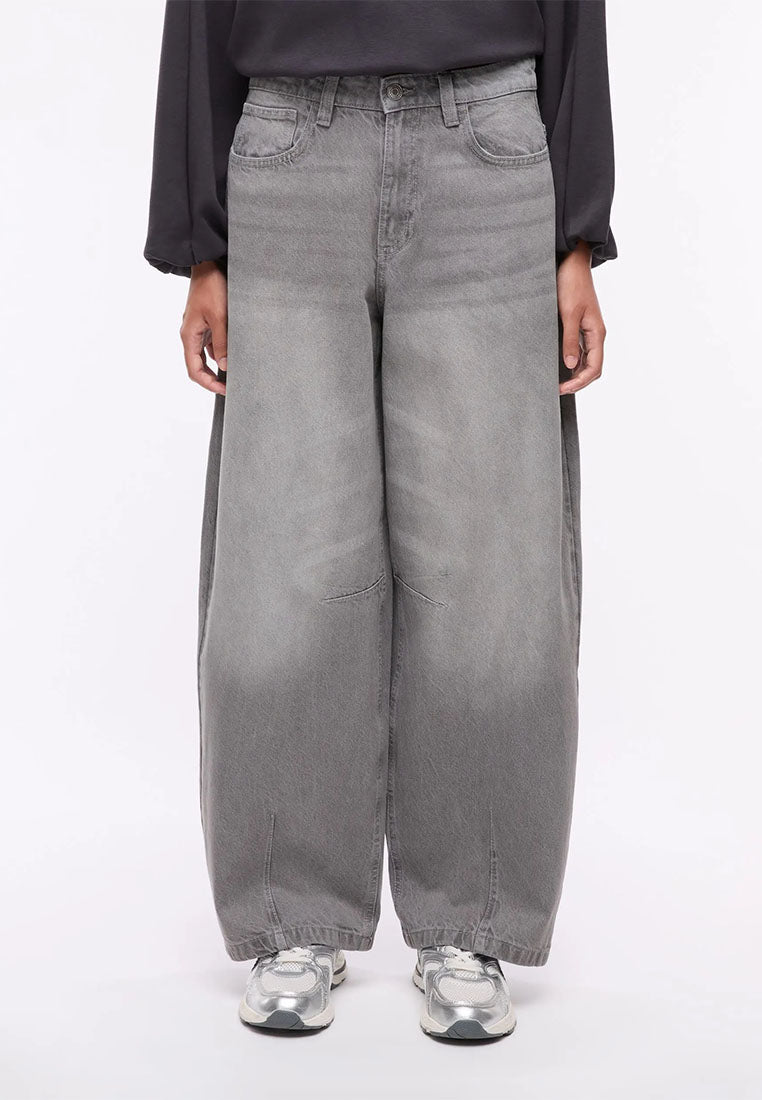 Women's Barrel Jeans with Back Buckle