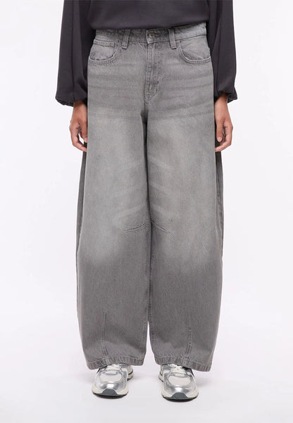 Women's Barrel Jeans with Back Buckle