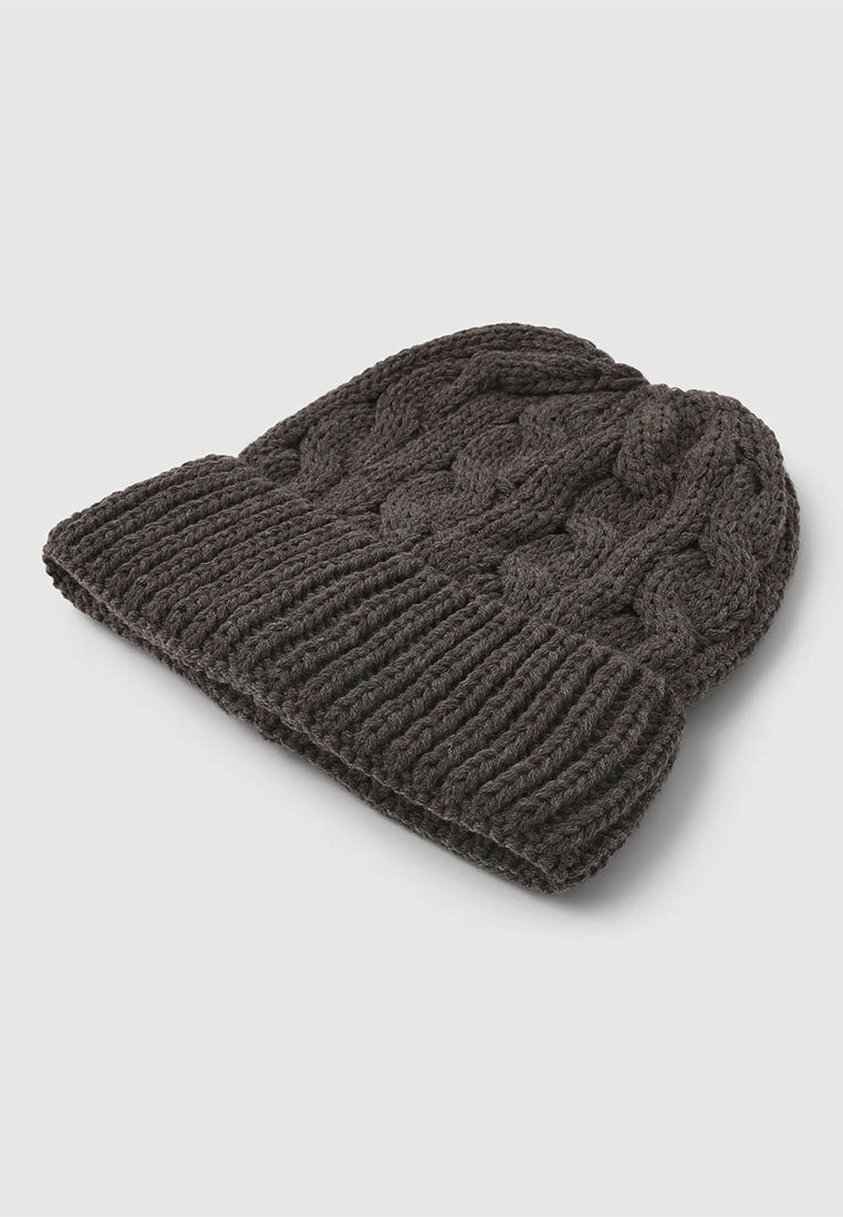 Women's Knitted cable hat with cuff