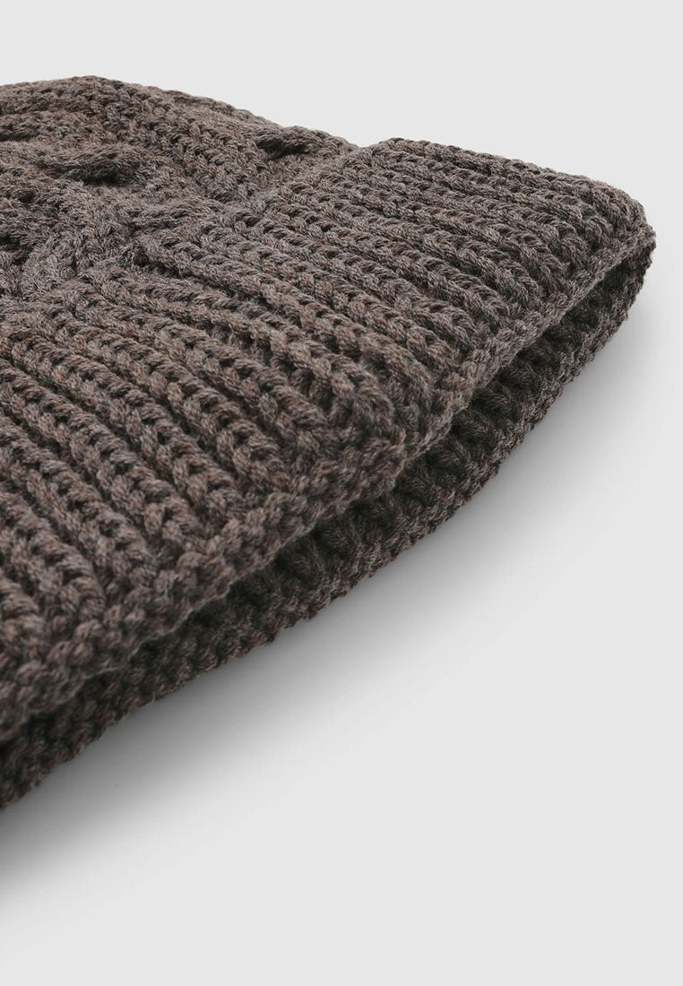 Women's Knitted cable hat with cuff