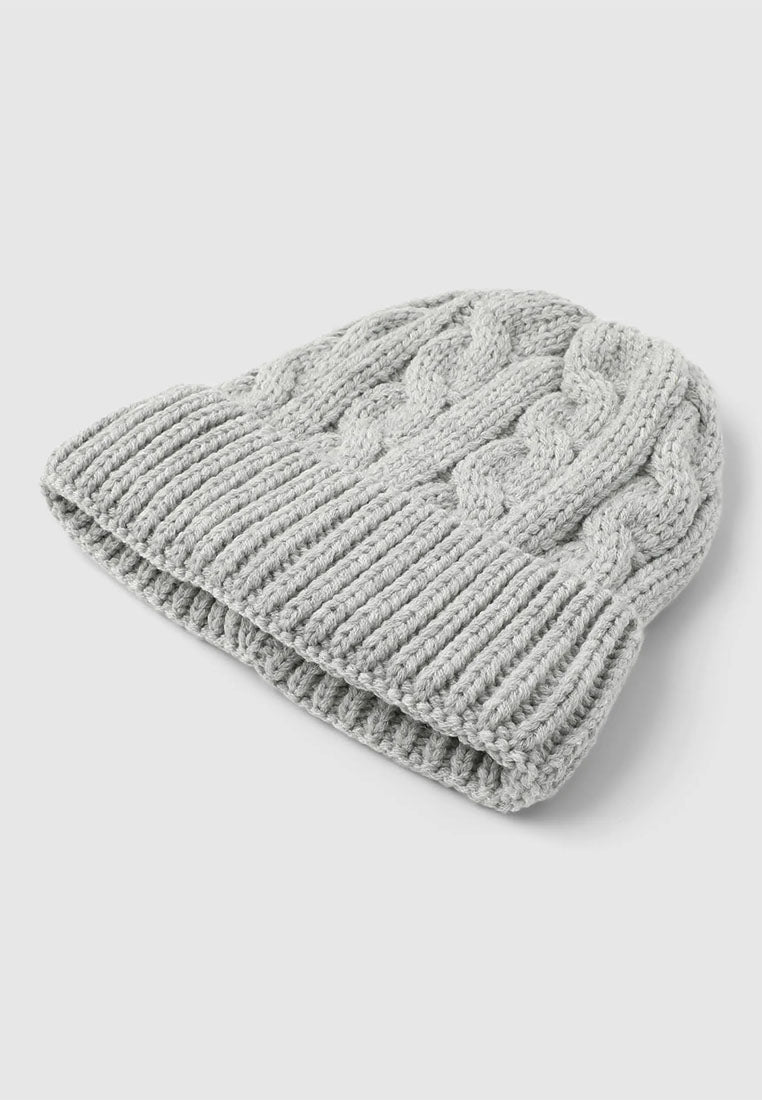 Women's Knitted cable hat with cuff