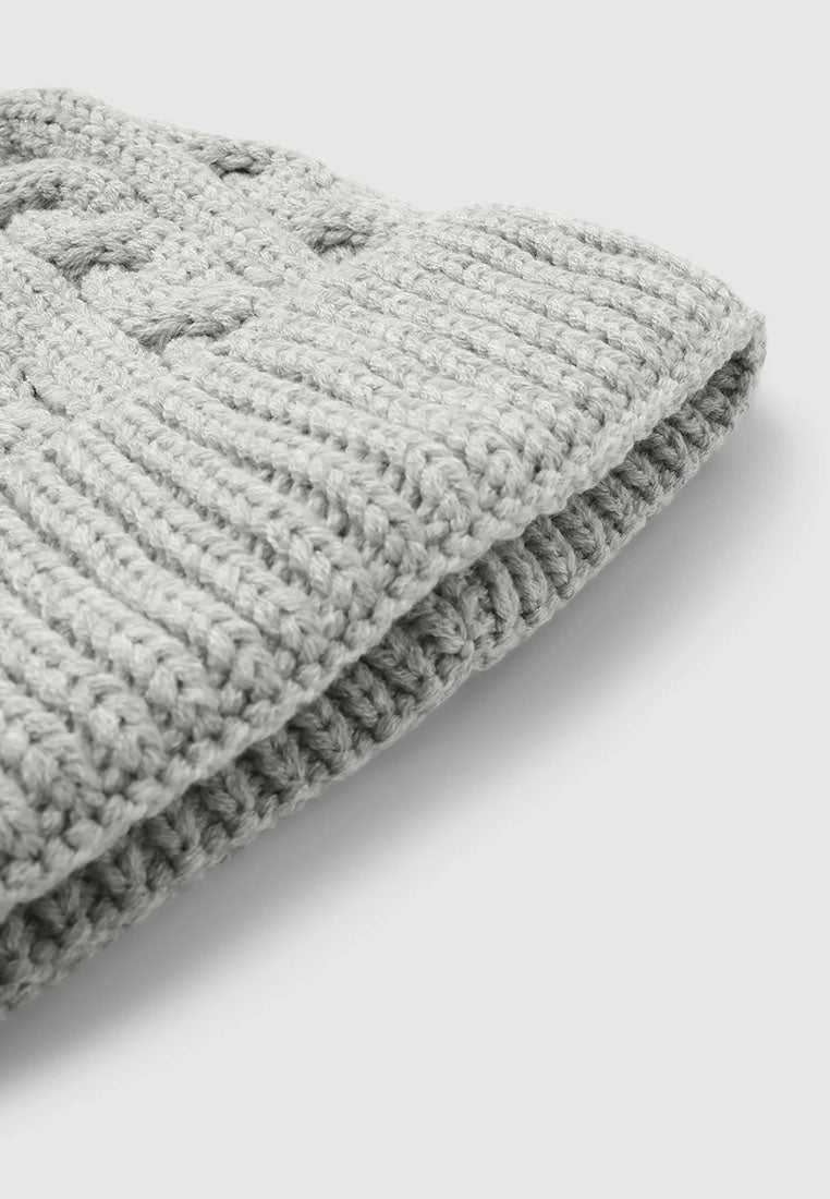 Women's Knitted cable hat with cuff