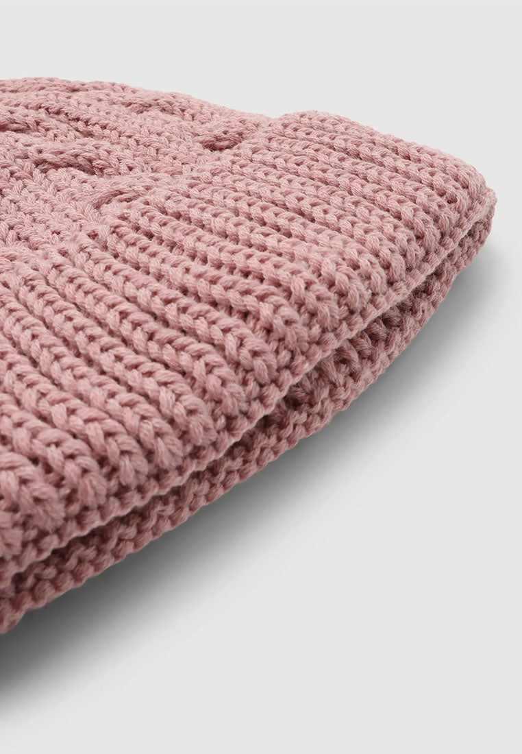 Women's Knitted cable hat with cuff