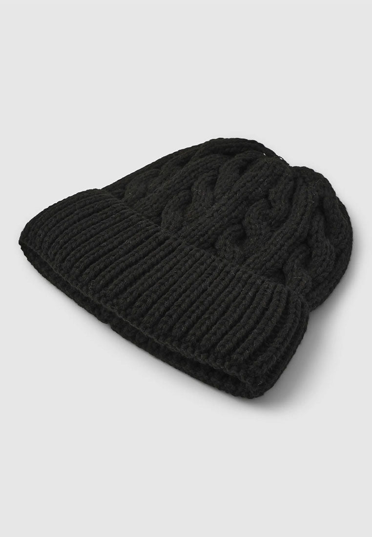 Women's Knitted cable hat with cuff