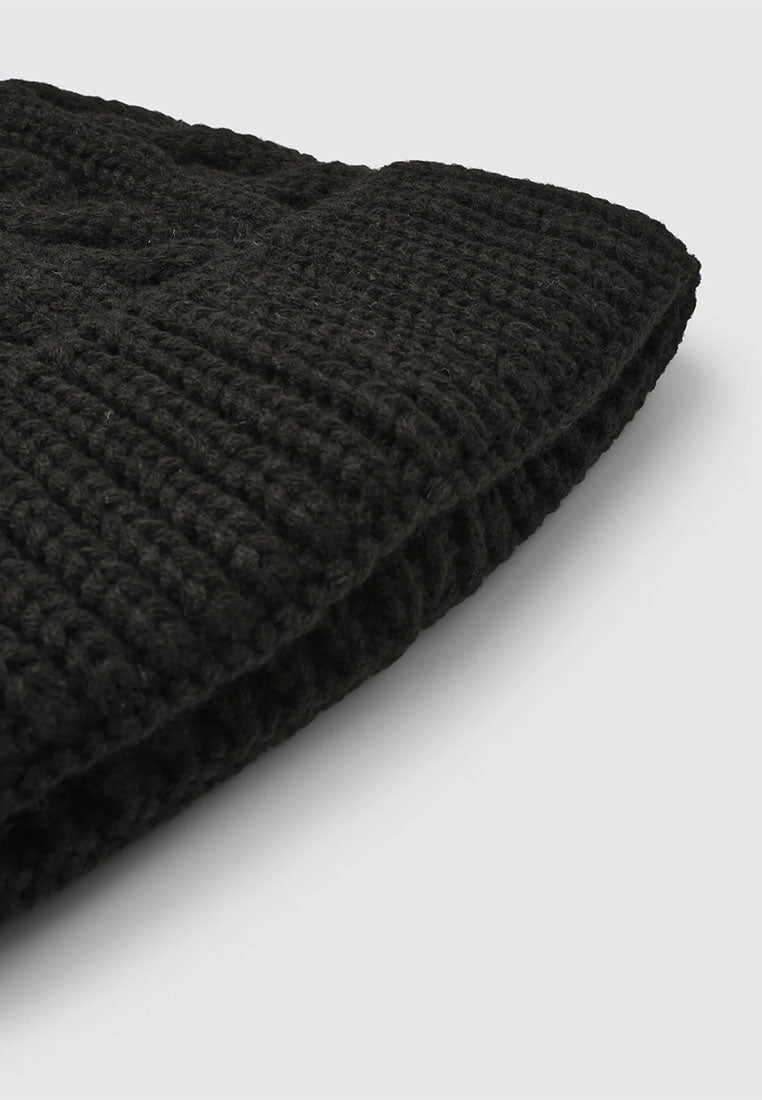 Women's Knitted cable hat with cuff